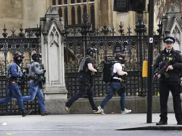 Agentes de policía británicos permanecen en guardia tras un tiroteo ante el Parlamento en Londres, Agentes de policía británicos permanecen en guardia tras un tiroteo ante el Parlamento en Londres,