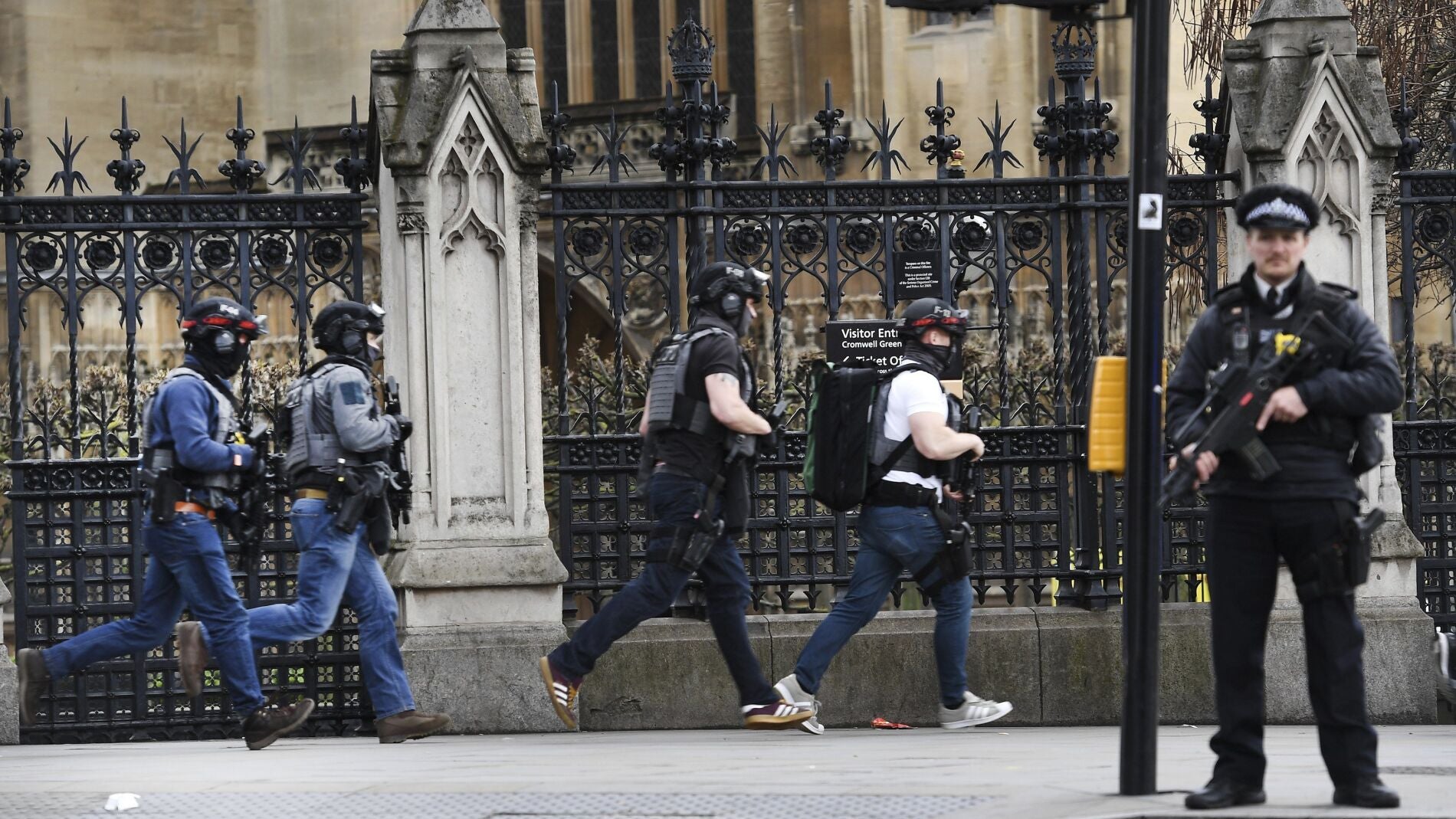 Agentes de polic&iacute;a brit&aacute;nicos permanecen en guardia tras un tiroteo ante el Parlamento en Londres, 