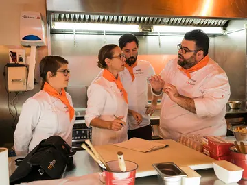 Los concursantes cocinan con el ego por las nubes en Yakitoro Los concursantes cocinan con el ego por las nubes en Yakitoro