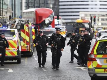 Agentes de policía británicos permanecen en guardia tras el tiroteo ante el Parlamento en Londres