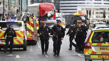 Agentes de policía británicos permanecen en guardia tras el tiroteo ante el Parlamento en Londres
