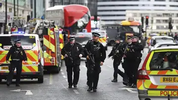 Agentes de policía británicos permanecen en guardia tras el tiroteo ante el Parlamento en Londres Agentes de policía británicos permanecen en guardia tras el tiroteo ante el Parlamento en Londres