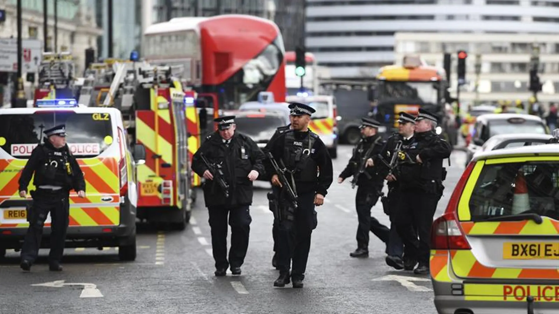 Agentes de policía británicos permanecen en guardia tras el tiroteo ante el Parlamento en Londres Agentes de policía británicos permanecen en guardia tras el tiroteo ante el Parlamento en Londres