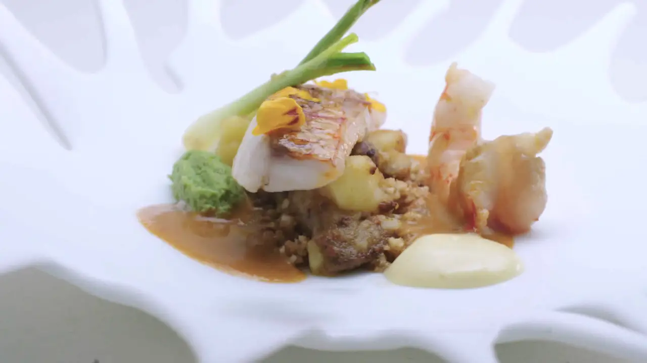 Salmonete con migas del pastor