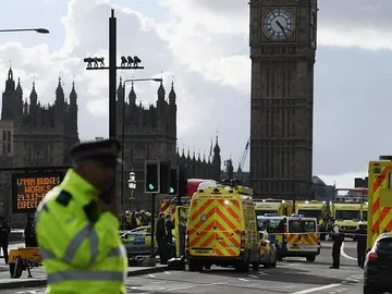 Las ambulancias en el lugar del ataque en Londres Las ambulancias en el lugar del ataque en Londres