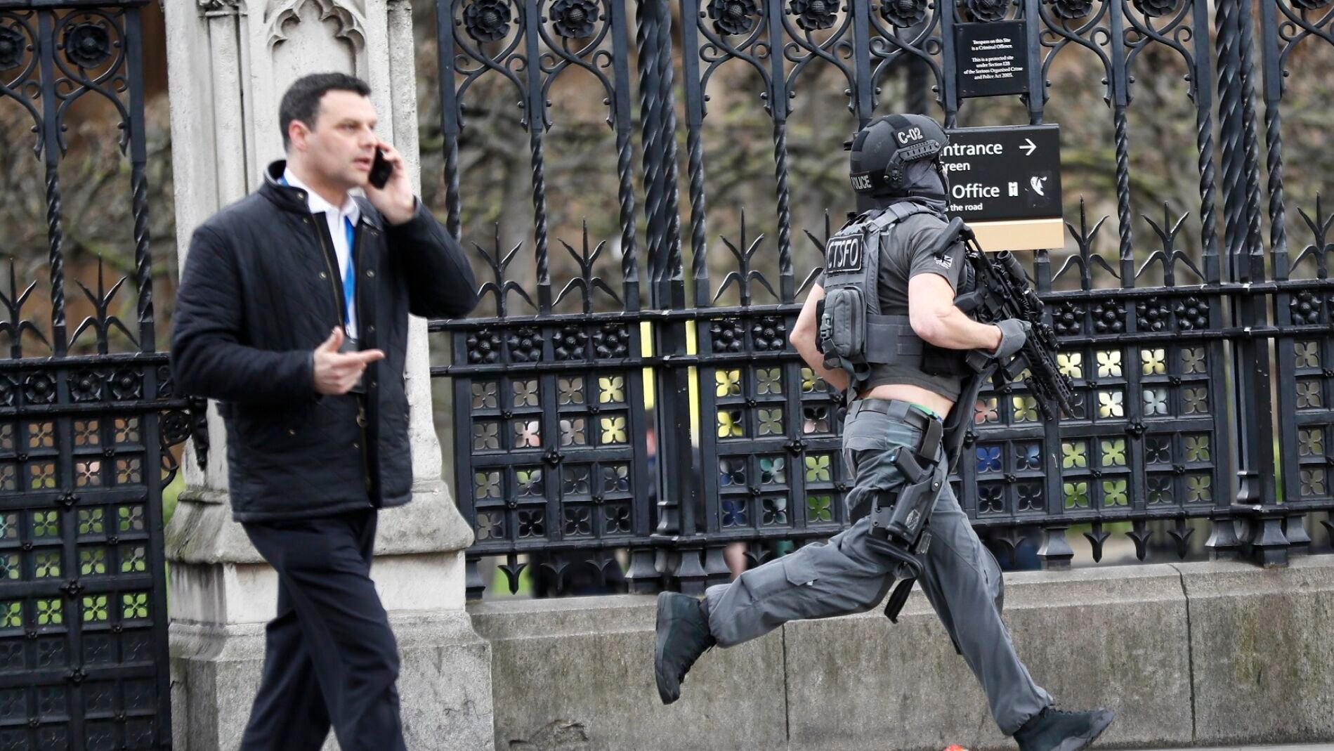 Polic&iacute;a en los alrededores del Puente de Westminster