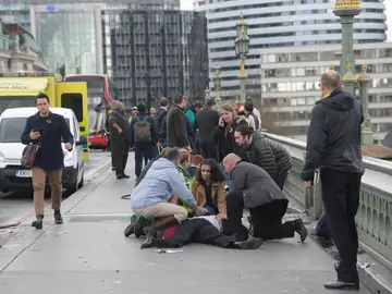 Personas heridas en un el puente de Westminster Personas heridas en un el puente de Westminster