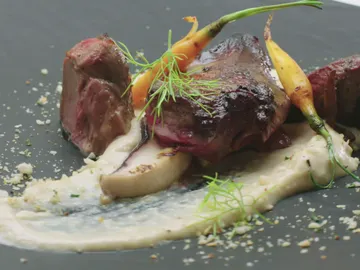 Pichón a baja temperatura con su salsa, boletus y puré de tortilla de patata Pichón a baja temperatura con su salsa, boletus y puré de tortilla de patata