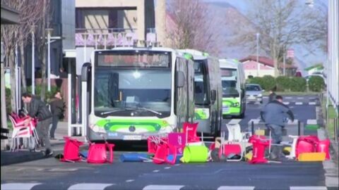 Frame 8.696473 de: Un grupo de encapuchados vuelca levanta barricadas en la universidad de Leioa