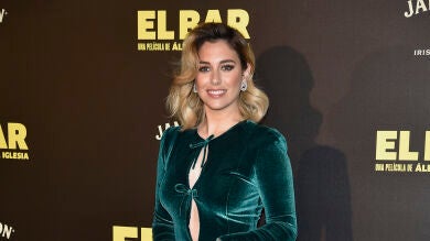 El vestido de Blanca Suárez en la premiere de 'El Bar' crea controversia: ¿es verde o azul? 