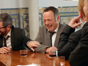 Los ataques de risa de la cuadrilla paralizan rodaje Los ataques de risa de la cuadrilla paralizan rodaje