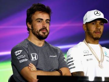 Fernando Alonso y Lewis Hamilton, durante la rueda de prensa
