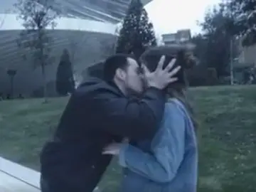 Uno de los besos que el youtuber dio sin consentimiento a una chica Uno de los besos que el youtuber dio sin consentimiento a una chica