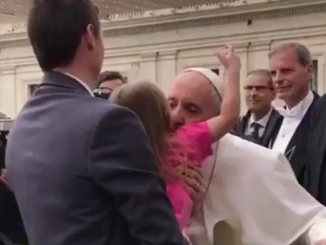 Una niña le roba el solideo al Papa Francisco