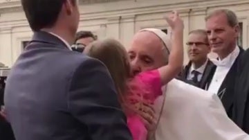 Una niña le roba el solideo al Papa Francisco