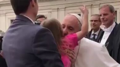Una niña 'roba' el solideo al Papa Francisco, que responde con una carcajada