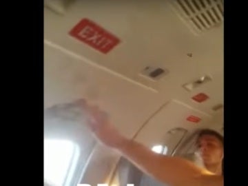 Tratan de cerrar la puerta del avión que transportaba a Racing