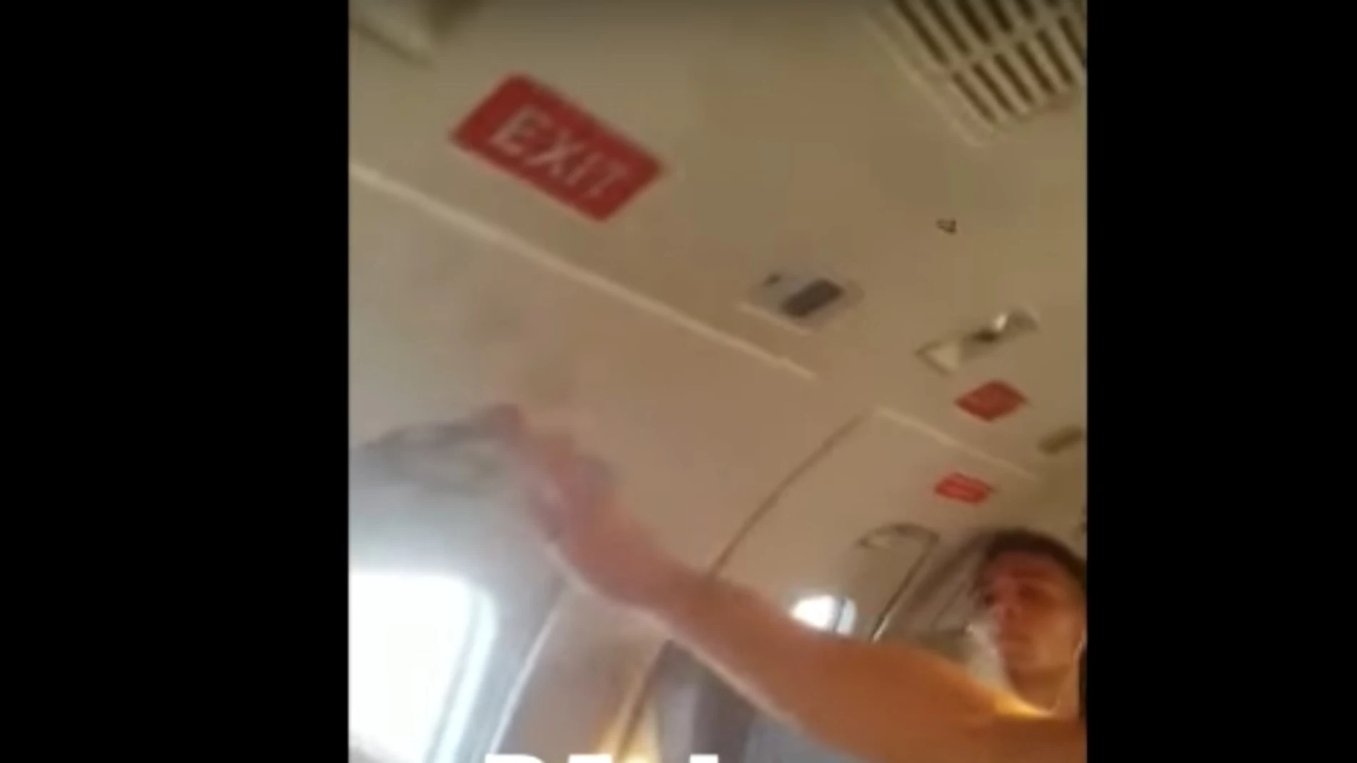 Tratan de cerrar la puerta del avión que transportaba a Racing Tratan de cerrar la puerta del avión que transportaba a Racing