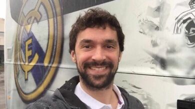 ¿Estuvo Iniesta con el Real Madrid de baloncesto en Atenas? La divertida confusión del community mannager del futbolista