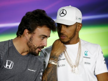 Cuchicheos entre Hamilton y Alonso en rueda de prensa