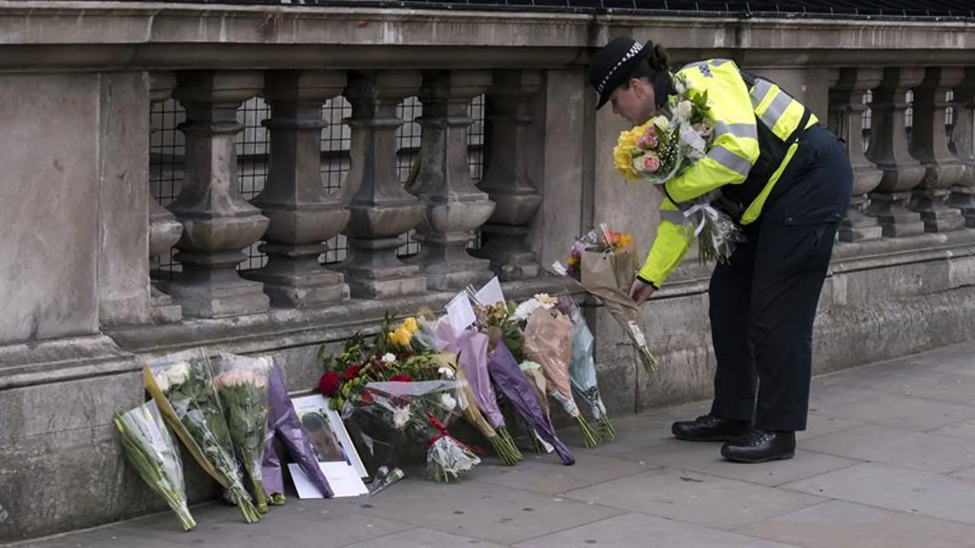 Una agente de la Policía deposita flores cerca del Parlamento Una agente de la Policía deposita flores cerca del Parlamento