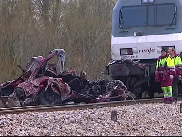 Frame 145.93575 de: Muere un hombre en León al ser arrollado su vehículo por un tren de pasajeros Frame 145.93575 de: Muere un hombre en León al ser arrollado su vehículo por un tren de pasajeros