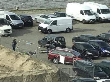 Agentes de policía belgas investigan un vehículo en un parking de Amberes, en Bélgica