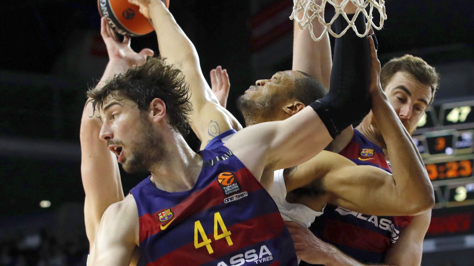 Tomic en una jugada del Real Madrid - Barcelona