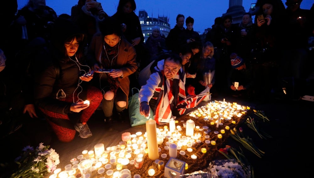 Cientos de ciudadanos participan en una vigilia en la Plaza Trafalgar en Londres