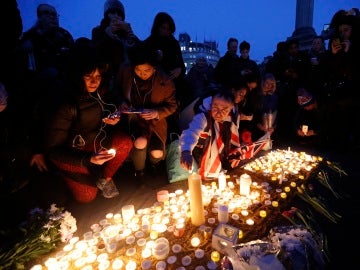 Cientos de ciudadanos participan en una vigilia en la Plaza Trafalgar en Londres