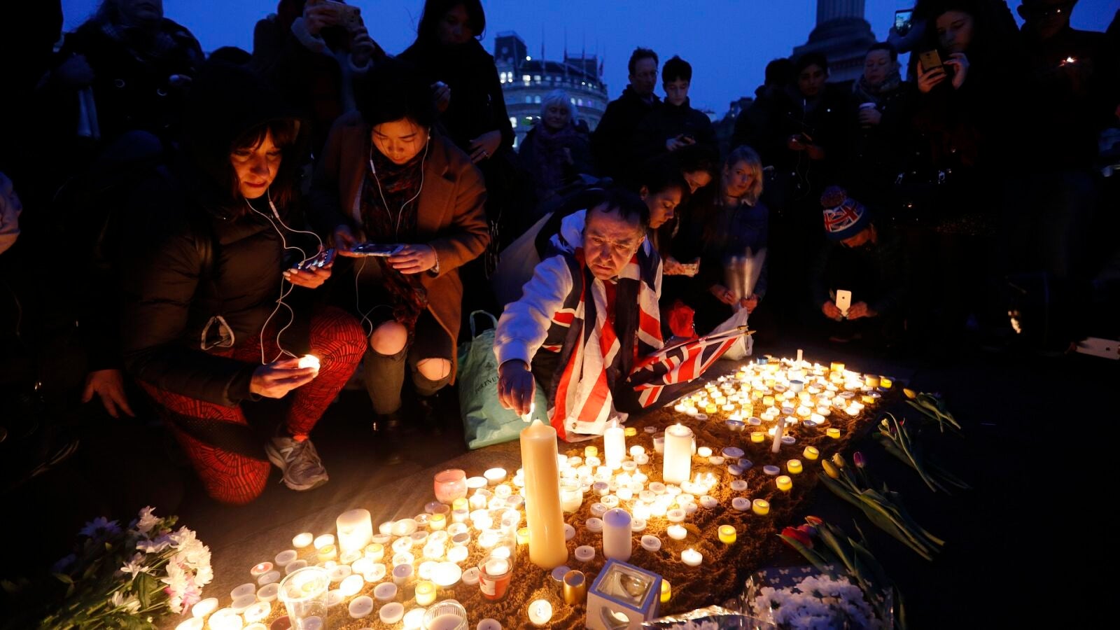 Vigilias y homenajes en distintos puntos de Londres recuerdan a las víctimas del atentado