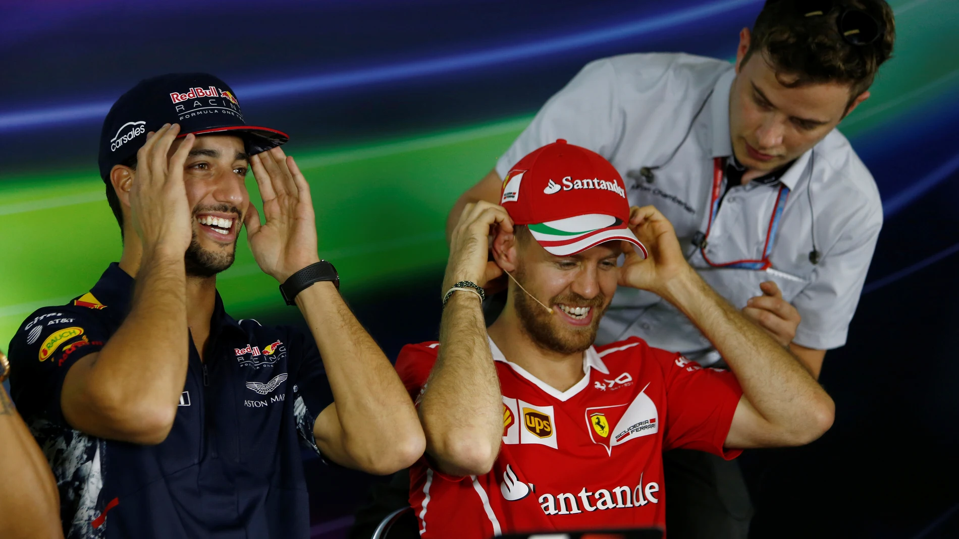 Sebastian Vettel sonríe durante la rueda de prensa