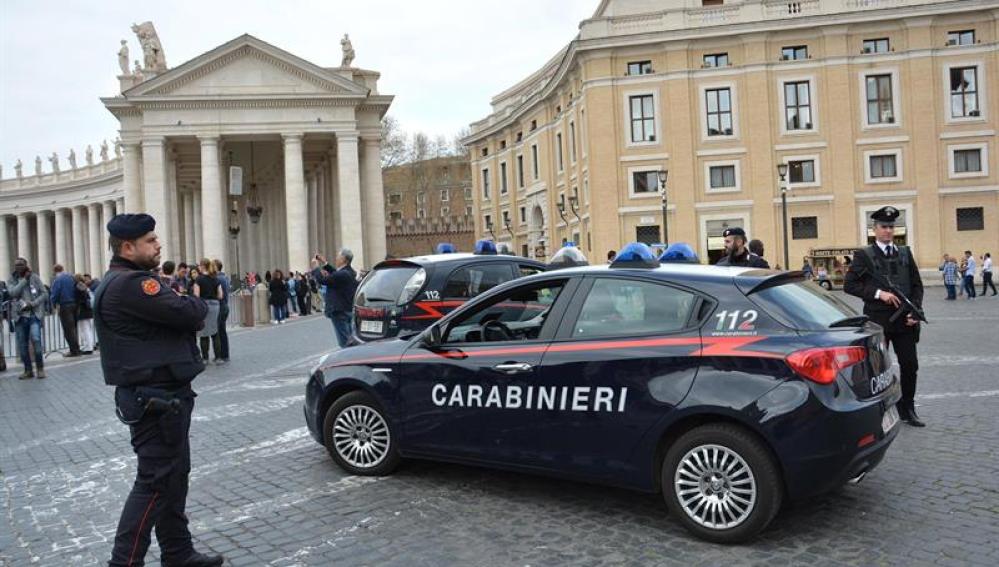 Carabinieri montan guardia cerca de la Colina Capitolina en Roma (Italia)