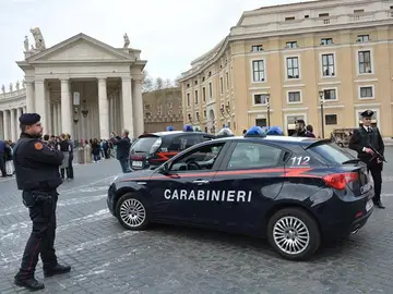 Carabinieri montan guardia cerca de la Colina Capitolina en Roma (Italia) Carabinieri montan guardia cerca de la Colina Capitolina en Roma (Italia)