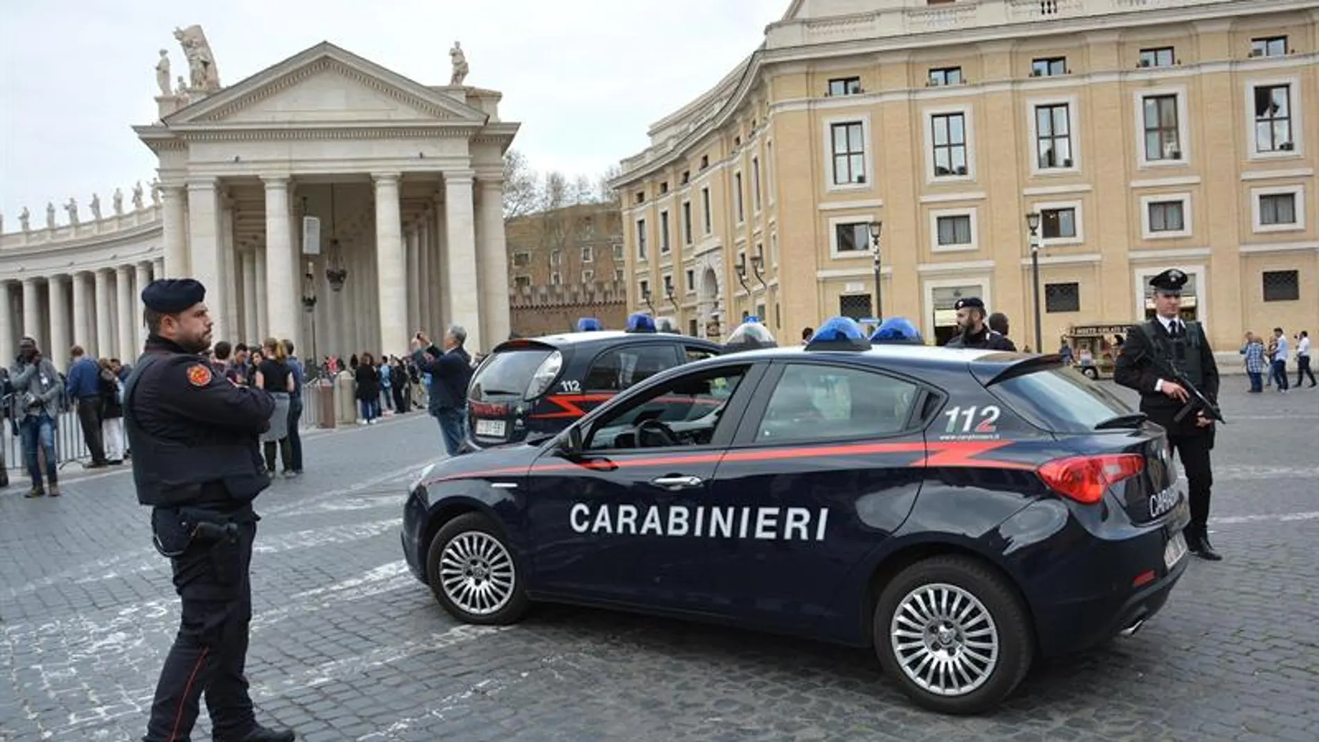 Carabinieri montan guardia cerca de la Colina Capitolina en Roma (Italia) Carabinieri montan guardia cerca de la Colina Capitolina en Roma (Italia)