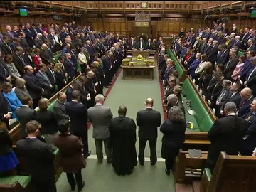Frame 20.283844 de: Minuto de silencio de los diputados británicos en recuerdo de las víctimas del ataque de Londres. Frame 20.283844 de: Minuto de silencio de los diputados británicos en recuerdo de las víctimas del ataque de Londres.