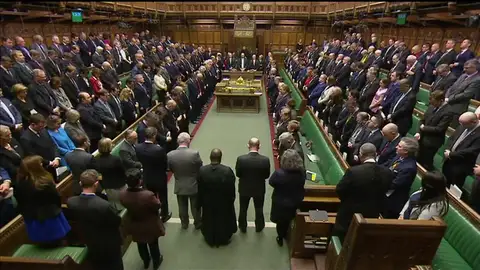 Frame 20.283844 de: Minuto de silencio de los diputados británicos en recuerdo de las víctimas del ataque de Londres. Frame 20.283844 de: Minuto de silencio de los diputados británicos en recuerdo de las víctimas del ataque de Londres.