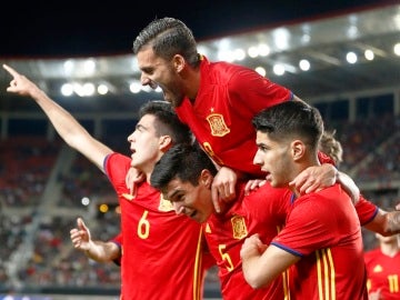 La selección española sub-21 celebra un gol