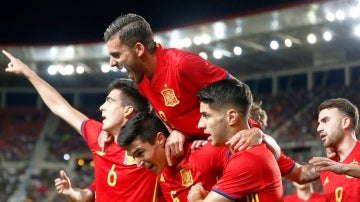 La selección española sub-21 celebra un gol