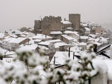 Vista general del pueblo de Castro Caldelas (Ourense) cubierto por la nieve