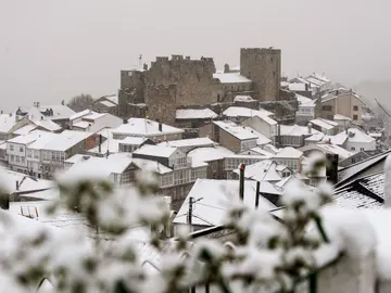 Vista general del pueblo de Castro Caldelas (Ourense) cubierto por la nieve Vista general del pueblo de Castro Caldelas (Ourense) cubierto por la nieve