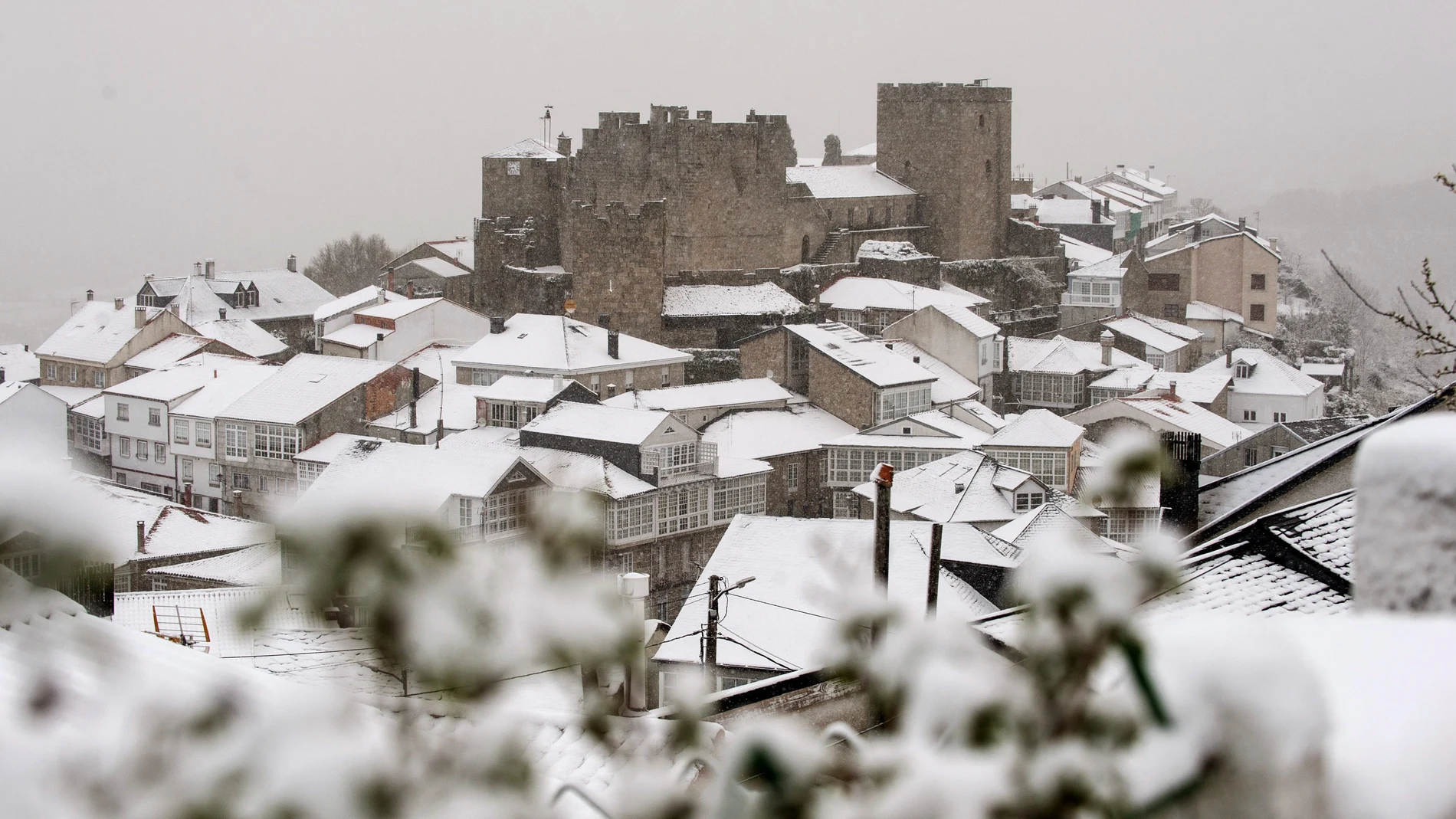 Vista general del pueblo de Castro Caldelas (Ourense) cubierto por la nieve Vista general del pueblo de Castro Caldelas (Ourense) cubierto por la nieve