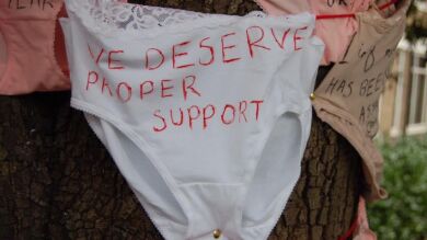Un grupo de estudiantes inician una campaña contra el acoso sexual colocando ropa interior alrededor del campus