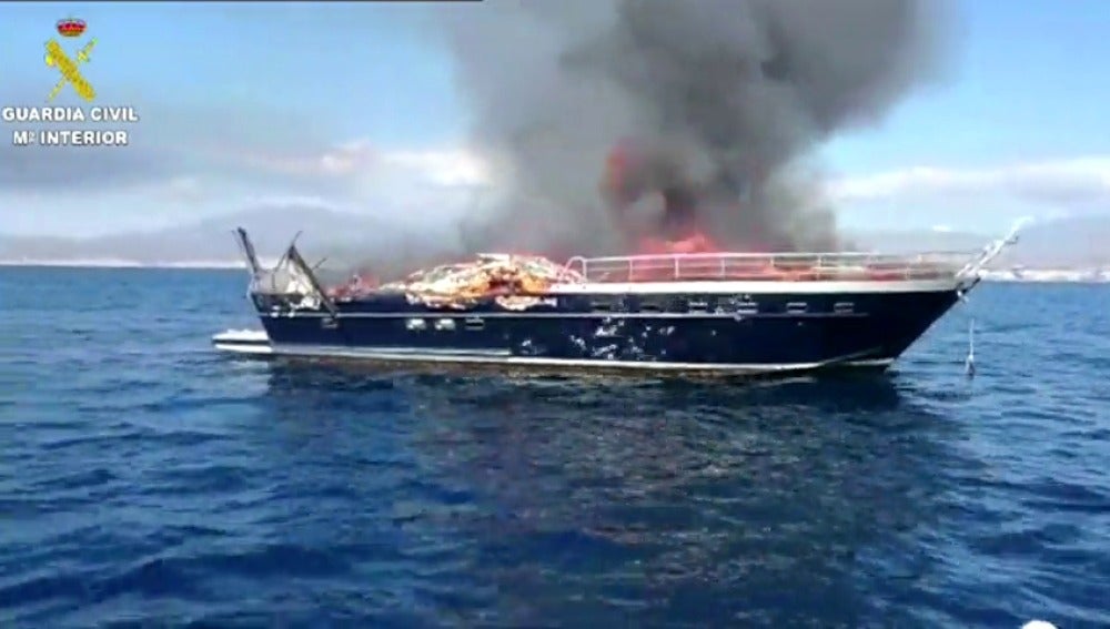 Frame 11.416008 de: Se incendia una embarcación con tres tripulantes a bordo frente a la costa de Villajoyosa 