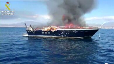 Se incendia una embarcación con tres tripulantes a bordo frente a la costa de Villajoyosa 