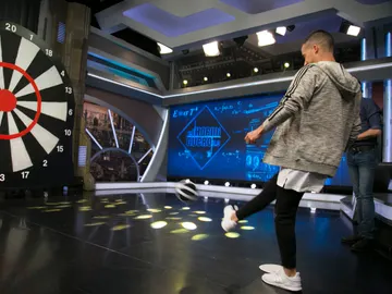 Pablo Motos compite contra Lucas Vázquez al 'fútbol' de Marron Pablo Motos compite contra Lucas Vázquez al 'fútbol' de Marron