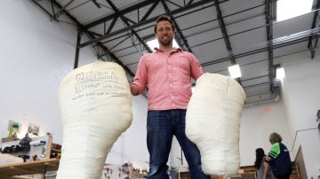 Derrick Campana con el molde de una prótesis para un elefante