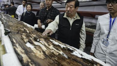 Un grupo de arqueólogos desentierran una tabla de madera que podría pertenecer al barco del antiguo faraón Keops