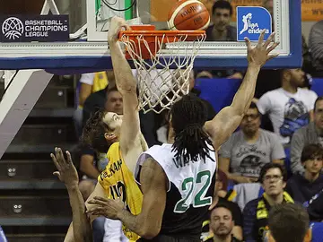 Aaron Doonekamp y Darryl Walkins pelean bajo el aro Aaron Doonekamp y Darryl Walkins pelean bajo el aro