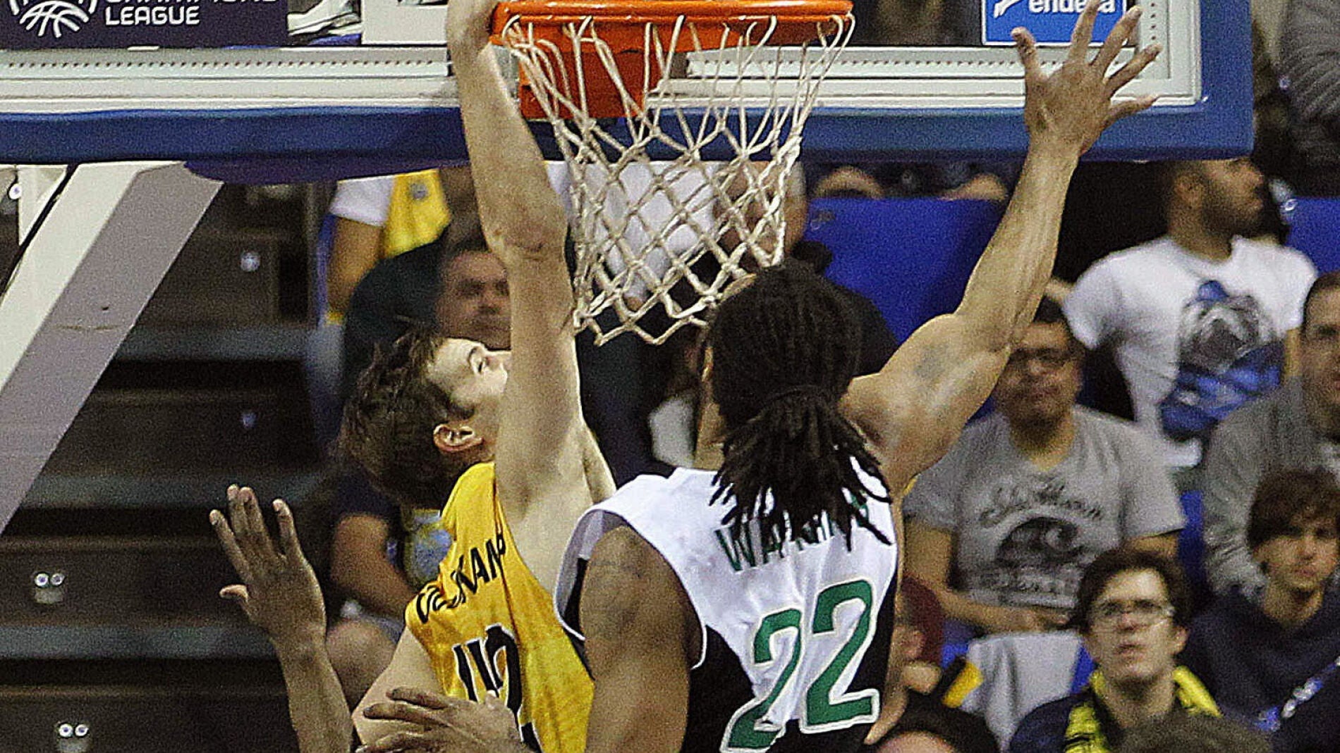 Aaron Doonekamp y Darryl Walkins pelean bajo el aro